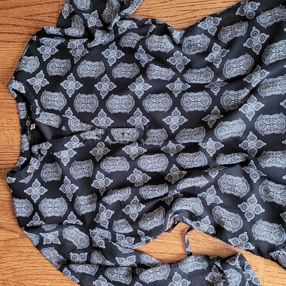 Rose and Olive Tiered Hemline Vee Neckline Graphic Print Dress - Size Medium - Picture 7 of 14